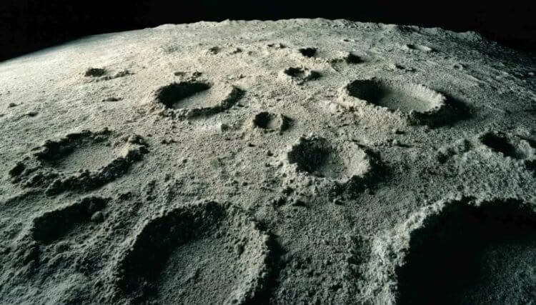 Кратеры на Луне. В большинстве своем, лунные кратеры выглядят так. Фото.