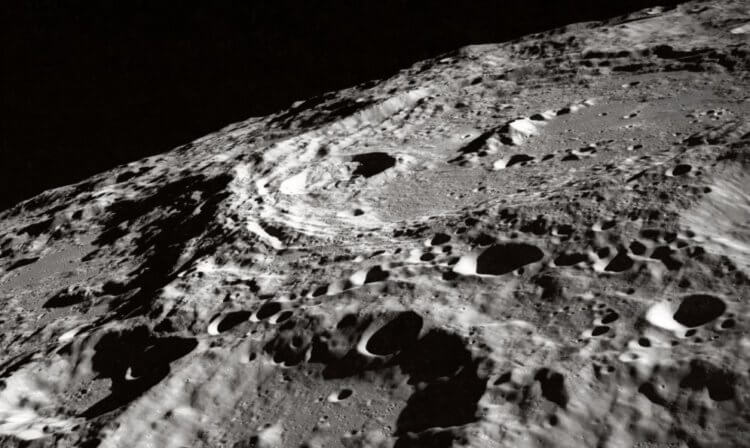 Вулканы на Луне. Возможно, некоторые кратеры Луны были образованы вулканами. Фото.