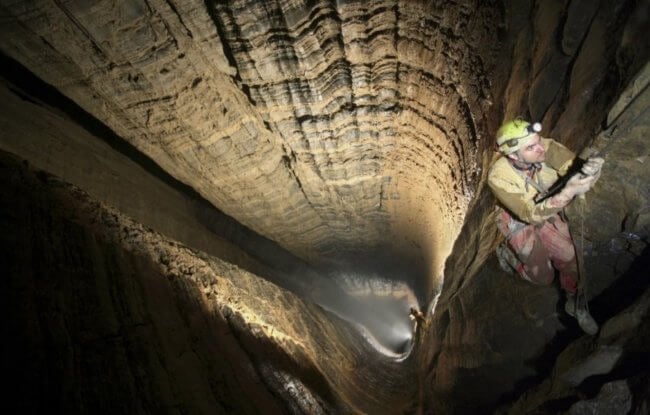 Из-за чего румынская пещера Мовиле считается ядовитой? Фото.