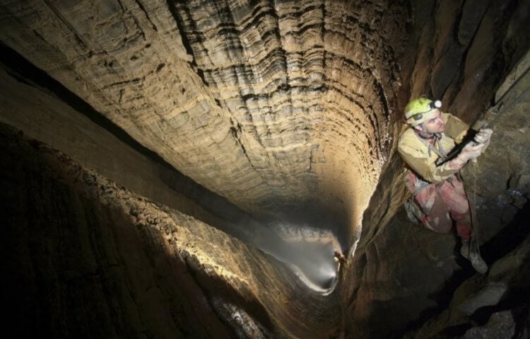 Из-за чего румынская пещера Мовиле считается ядовитой? 20-метровый спуск в пещеру Мовиле. Фото.