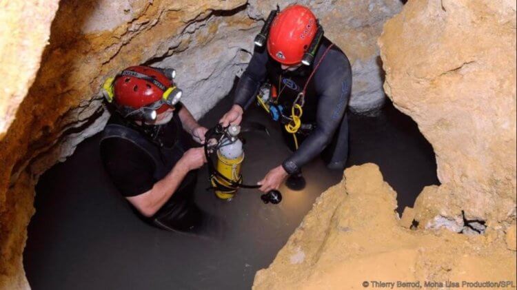 Самая опасная пещера в мире. Люди внутри пещеры Мовиле. Фото.