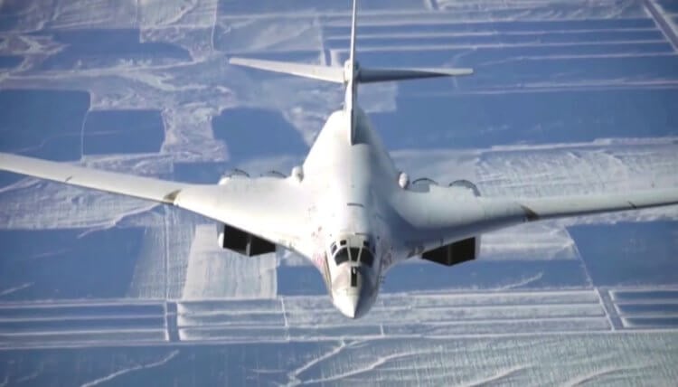 Новый самолетный двигатель. Бомбардировщик Ту-160. Фото.