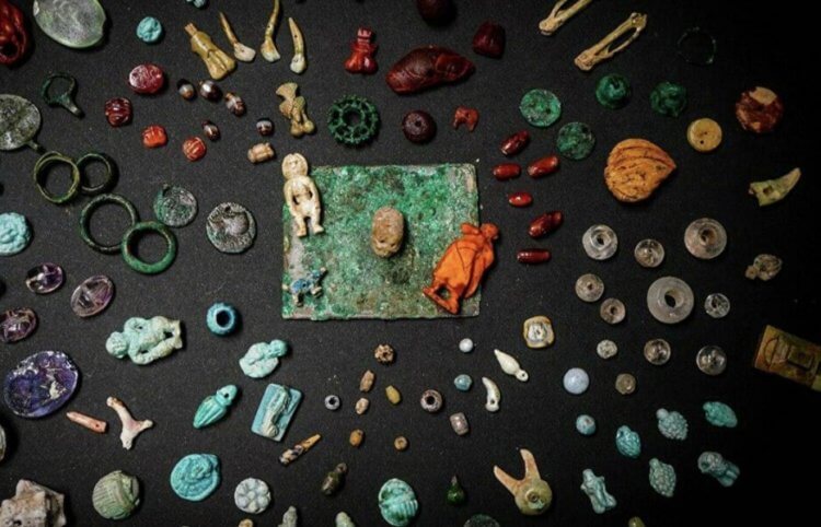 Раскопки в Помпеях. Найденные колдовские предметы. Фото.