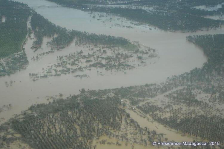 Мадагаскар. Скорость ветра достигала 140-190 км/ч. Как сообщили в Национальном управлении по управлению рисками и стихийными бедствиями, более 54 тыс. человек были вынуждены покинуть свои дома. Фото.