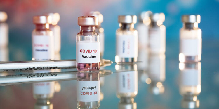 Вакцинация против коронавируса в мире. Скорость разработки вакцин и начало вакцинации спустя год от первого зарегистрированного случая, является беспрецендентной. Фото.