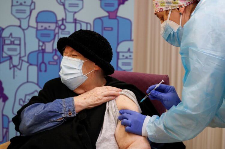 Испанская медсестра заболела коронавирусом после вакцинации вакциной Pfizer и BioNTech. Медсестра привила чудес Гарсия, 79 лет, в резиденции Balàfia I Лериды. Фото.