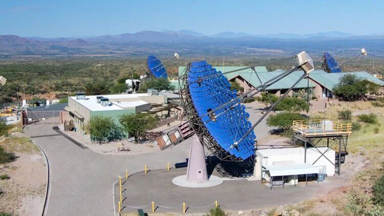 В поисках «маленьких зеленых человечков». Так при дневном свете выглядят телескопы комплекса VERITAS, расположенные в Аризонской пустыне в США. Фото.