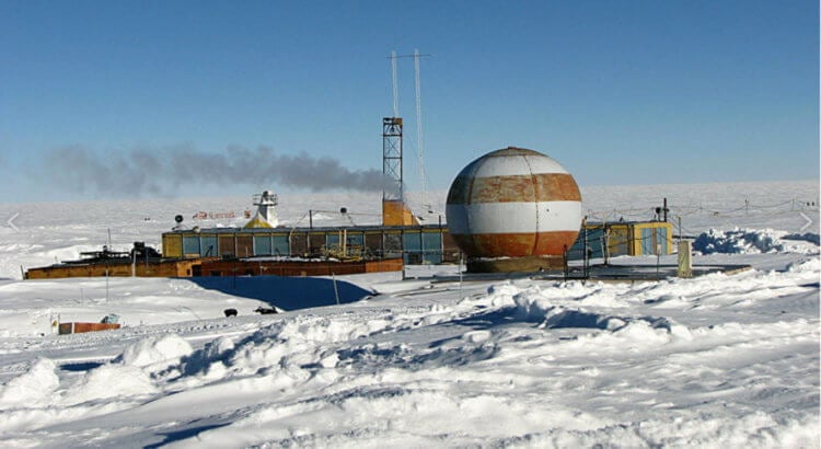 Научно-исследовательская станция «Восток». «Восток» расположена на высоте 3,5 километра выше уровня моря. Сегодня под снег не ушли только модули, построенные в 1980-х годах прошлого века. Фото.
