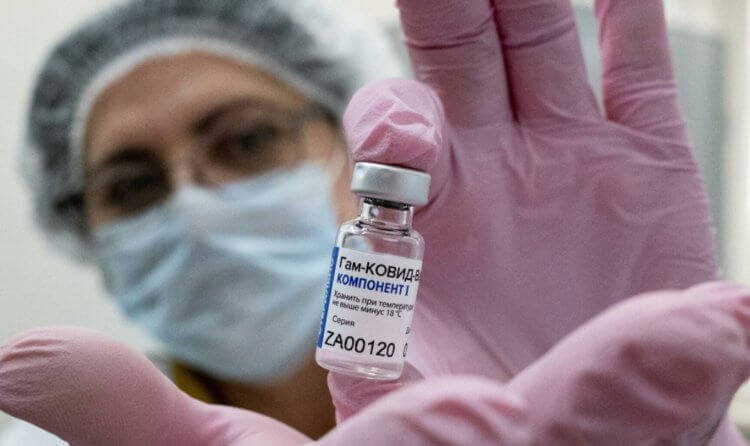 Смерть от прививки в Германии. В России разработаны вакцины «Спутник V» и «ЭпиВакКорона». Также есть вакцина от американской компании Pfizer. В Великобритании разрешен препарат Moderna. Фото.