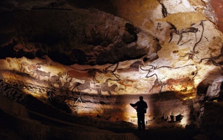 Пещера Ласко с древними рисунками. Рисунки на стенах пещеры Ласко. Фото.