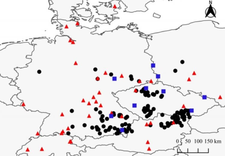 Деньги бронзового века. На карте показаны места обнаружения «первых денег». Черными кружками указаны клады с кольцами и «ребрами» а красными треугольниками – клады с топорами. В синих квадратах есть и то, и другое. Фото.
