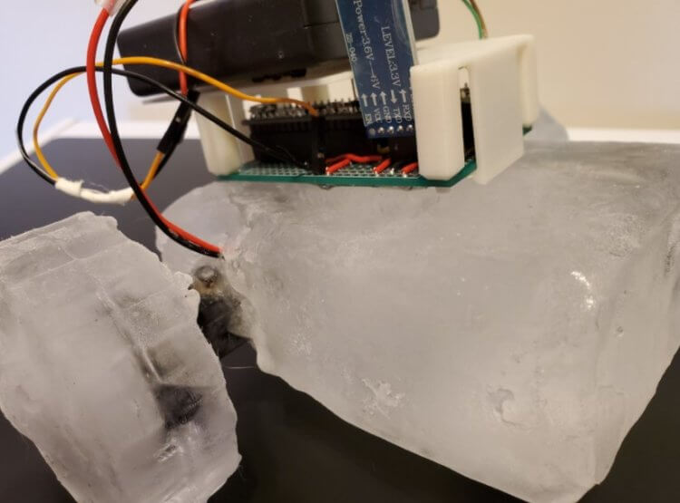 Зачем инженеры разработали робота изо льда? Робота изо льда зовут IceBot. Фото.