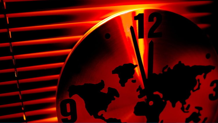 Ученые предупреждают – до «конца света» осталось 100 секунд. 27 января 2021 года стрелки Часов Судного Дня замерли на отметке без 100 секунд полночь. Фото.