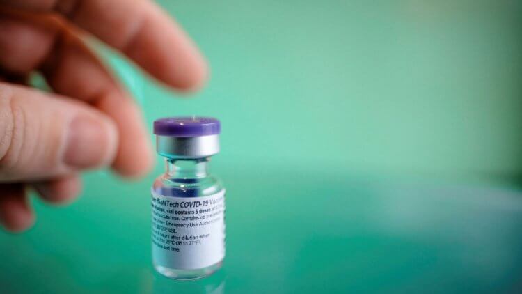 Почему Pfizer временно сокращает распространение своей вакцины в Европе? Вакцинация против COVID-19 идем полным ходом во многих странах мира. Фото.