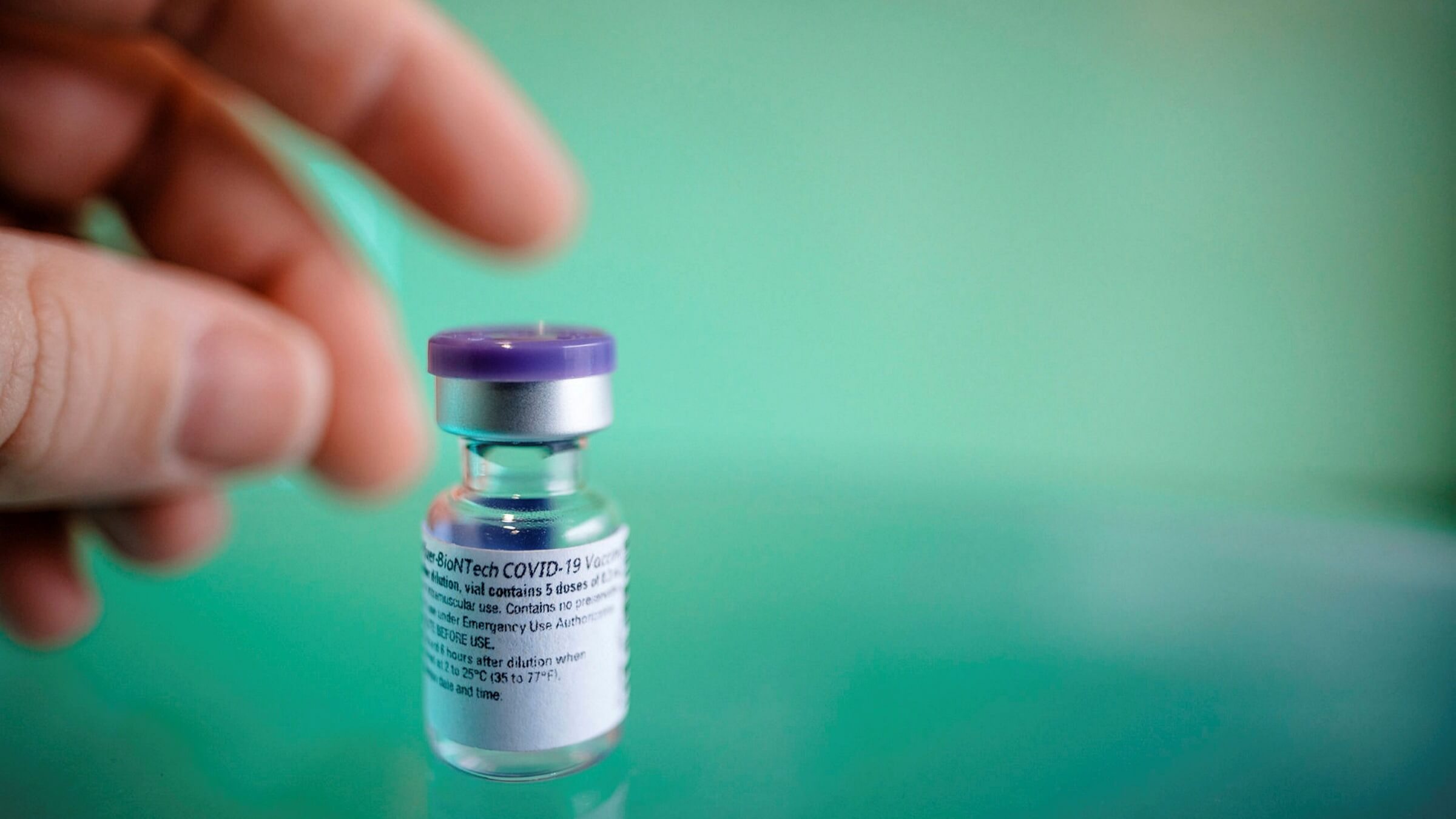 Почему Pfizer временно сокращает распространение своей вакцины в Европе?