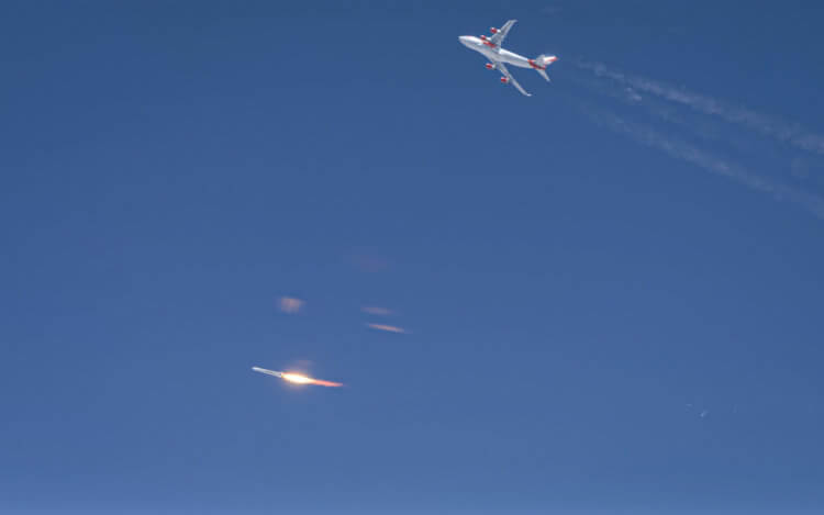 Virgin Orbit запустила ракету в космос с самолета. Но зачем? Это первый успешный запуск ракеты с самолета для Virgin Orbit. Фото.