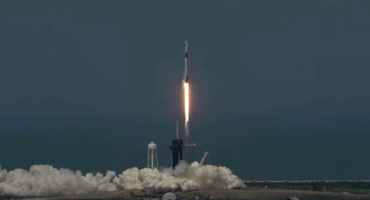 Запуск корабля Starship. Даже обычные ракеты при запуске издают много шума. Шум от огромного Starship может быть сильнее в несколько раз. Фото.