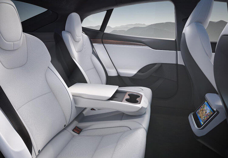 Максимальная скорость и разгон Tesla Model S 2021. Задний ряд сидений автомобиля тоже должен быть комфортным. Фото.