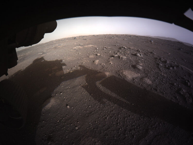 Фото с Марса 2021. Вид из под колесной опоры марсохода. Фото.