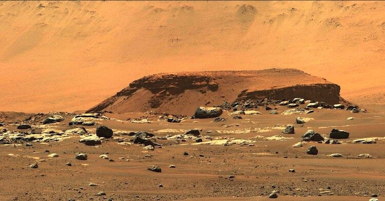 Фото с Марса 2021. Скорее всего, на этом фото цвета немного приукрашены. В реальности Марс не такой яркий. Фото.