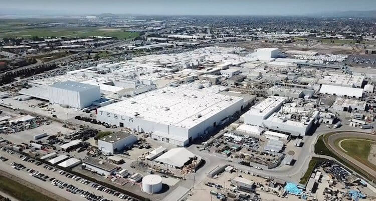 Завод Tesla во Фремонте. Завод Tesla во Фримонте, США. Фото.