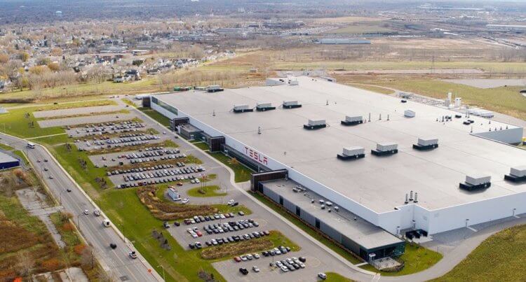 Завод Tesla Gigafactory 2 в Буффоло. Завод Tesla в Буффало, США. Фото.