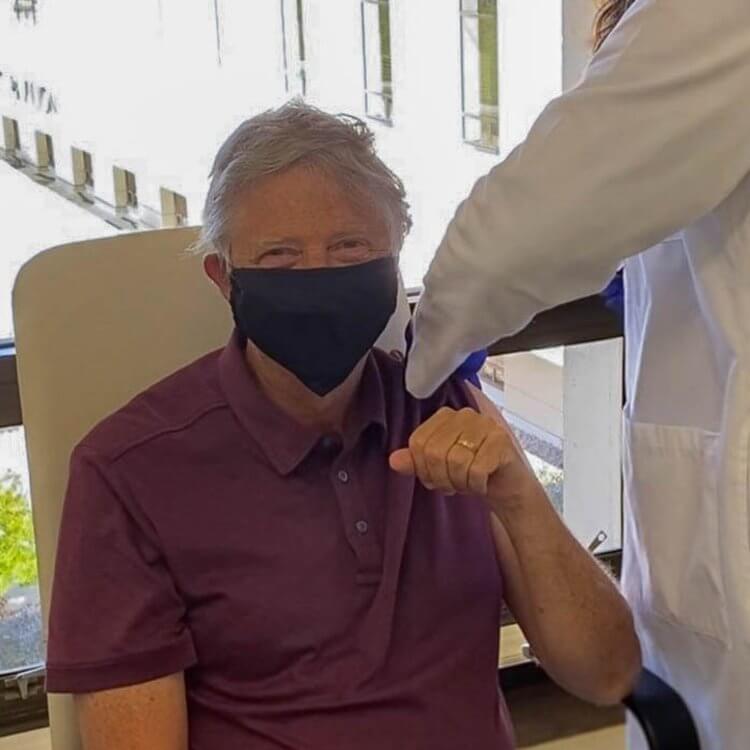 Взгляд в будущее. Билл Гейтс получает первую дозу коронавирусной вакцины. Изображение он сам разместил в своем твиттере 22 января. Фото.