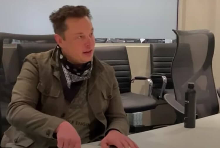 Илон Маск рассказал, почему некоторые автомобили Tesla выходят бракованными. Илон Маск во время интервью с Сэнди Мунро. Фото.