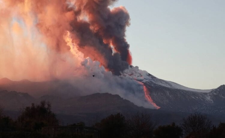 Извержение вулкана Этна в Сицилии. Все, что нужно знать. Извержение вулкана Эта в Сицилии. Фото.