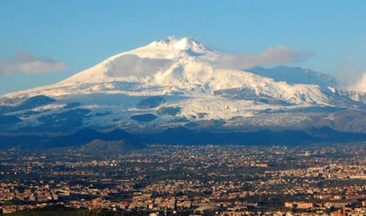 Самый большой вулкан в Европе. Вулкан Этна в спокойном состоянии. Фото.
