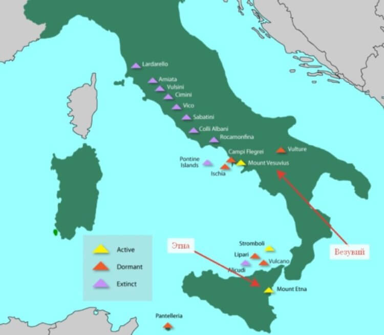 Самый большой вулкан в Европе. Карта с вулканами Италии. Этна и Везувий показаны стрелками. Фото.