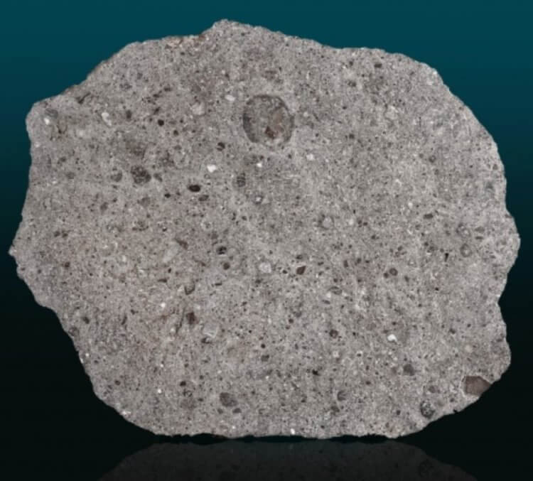 Большой лунный метеорит. Лунный метеорит стоимостью 350 000 долларов. Фото.