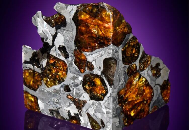 Фрагмент метеорита Фукан. Фукан — один из самых красивых метеоритов в мире. Фото.