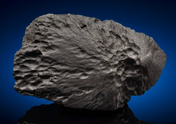 Каменный метеорит с необычной текстурой. Редкий метеорит с «идеальным» распределением массы. Фото.