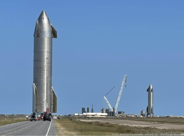 Особенности корабля Starship SN9. Прототип корабля Starship SN9 (справа). Фото.