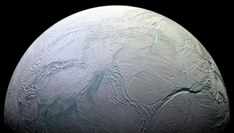 Ледяные вулканы в космосе. Энцелад — шестой по размерам спутник Сатурна. Фото.