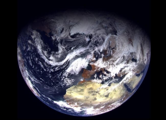 Россия тоже запускает космические спутники. Один из них прислал свежую фотографию Земли. Фото.