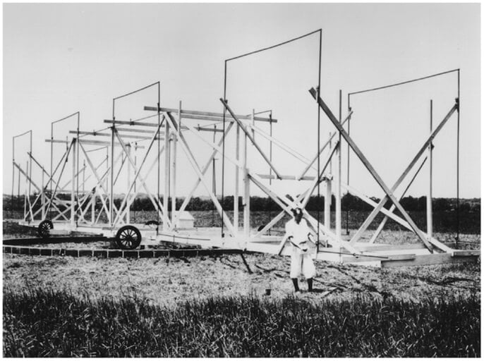 Пионеры радиоастрономии. Основатель радиоастрономии Карл Янский рядом с построенной им антенной, которая обнаружила первые радиоволны исходящие из космоса. Фото.