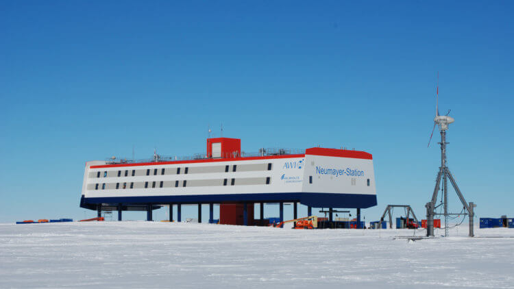 Одиночество в Антарктике. Исследовательская станция Neumayer-Station III в Антарктике. Фото.