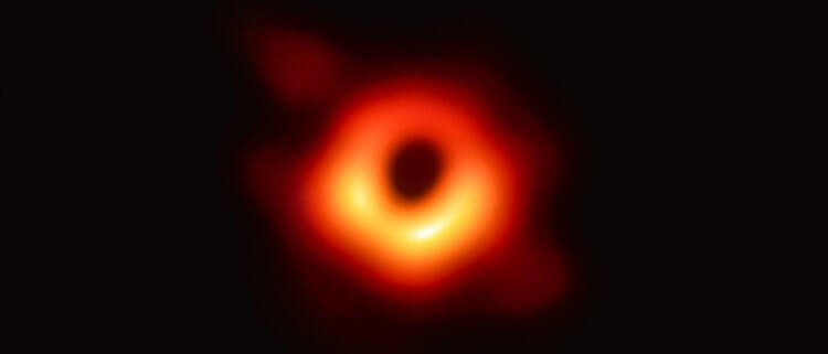 Фотография космического монстра. Самая первая фотография горизонта событий черной дыры была получена в 2019 году. Фото.