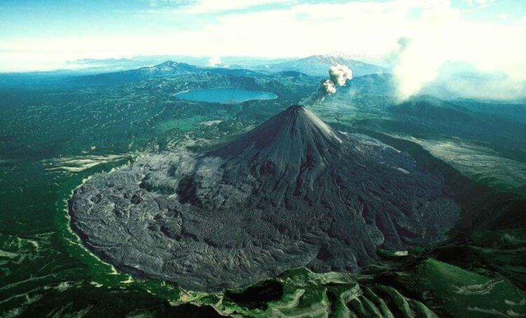 Что происходит перед извержением вулкана? Как правило, перед извержением вулкана происходит землетрясение. Фото.