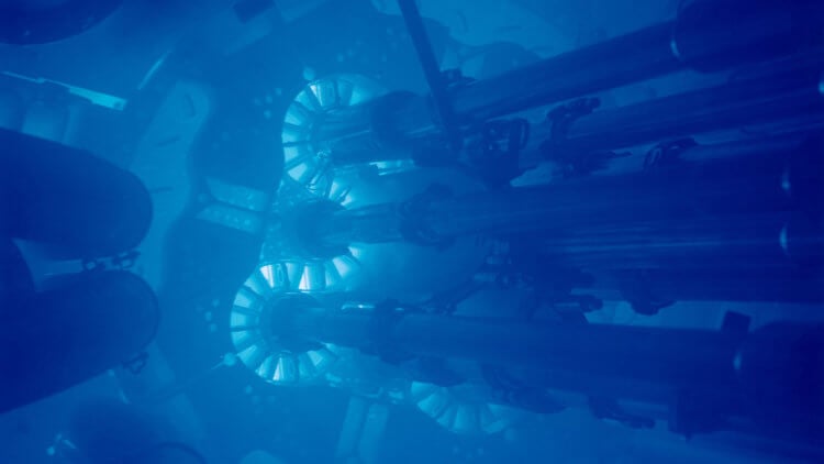 Жуткий синий свет. Спектр излучения Черенкова непрерывен, и его интенсивность увеличивается с частотой; именно это и придает ему жуткий синий цвет, который вы видите на фотографиях реакторов «плавательного бассейна». Фото.