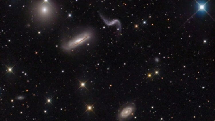 Самая большая загадка Вселенной. Исходя из того, что быстрее всего от Земли отдаляются самые далекие галактики, ученые сделали вывод о том, что когда-то все галактики находились в одной точке – по времени это событие совпадает только с Большым взрывом. Фото.
