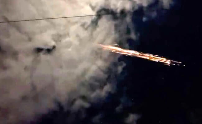 Вторая ступень ракеты Falcon 9 сгорела в атмосфере Земли и устроила фейерверк. Фото.