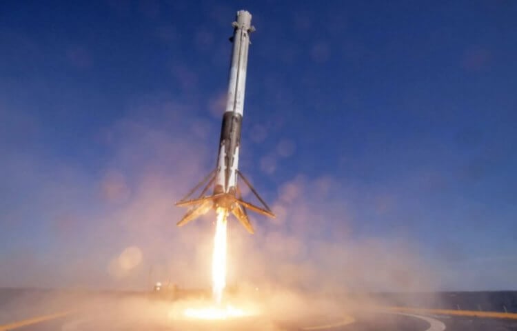Сгорание ракеты Falcon 9 в атмосфере Земли. Приземление первой ступени ракеты Falcon 9. Фото.