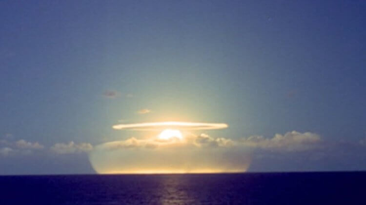 Опасность радиации для человека. Фото ядерных испытаний неподалеку от острова Моруроа. Фото.