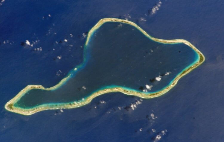 Последствия ядерных испытаний. Остров Моруроа, вид из космоса. Фото.
