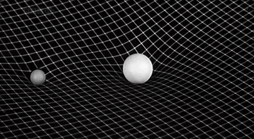 Гравитация Эйнштейна. Большой шар сильно искривляет пространство-время, заставляя меньший шар изменить свой курс и следовать за падением. Фото.