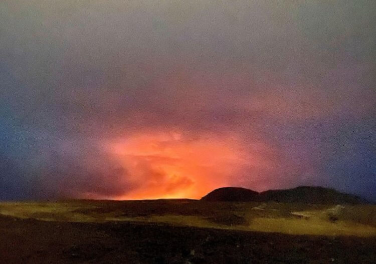 Причина извержения вулкана. Еще одно фото краснеющего неба над вулканом. Фото.