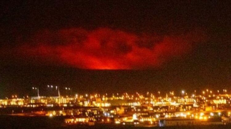 Извержение вулкана в Исландии. Небо над вулканом окрашено в красный цвет. Фото.